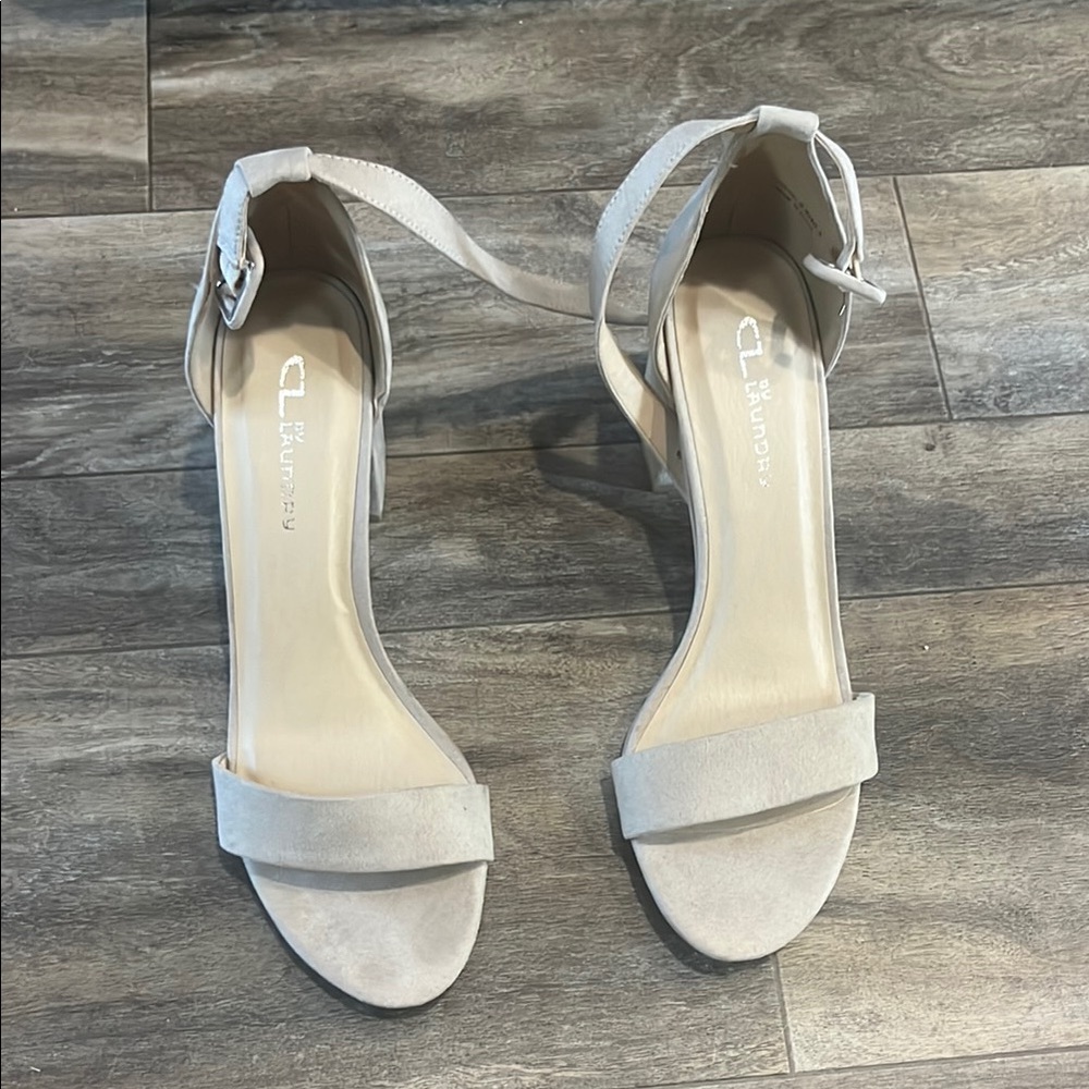 CL by Laundry Women's Cream Heeled Sandals